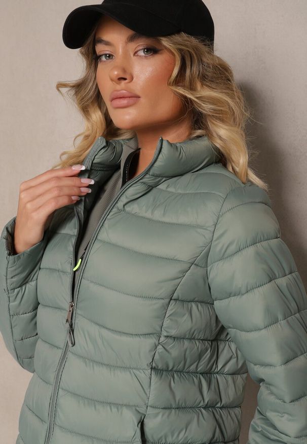 Renee - Zielona Casualowa Kurtka Ozdobiona Pikowaniem Nelionea. Okazja: na co dzień. Kolor: zielony. Materiał: jeans. Wzór: aplikacja. Styl: casual