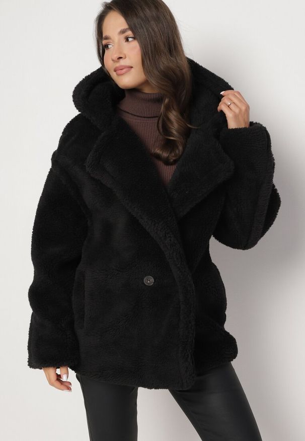 Born2be - Czarna Futrzana Kurtka Teddy z Kapturem Zapinana na Guziki Kejavia. Okazja: na co dzień. Typ kołnierza: kaptur. Kolor: czarny. Materiał: futro. Styl: elegancki, casual