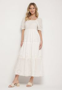 Born2be - Biała Bawełniana Sukienka z Haftowanym Wzorem Iffanella. Okazja: na spacer, na co dzień. Kolor: biały. Materiał: bawełna. Wzór: haft. Sezon: lato. Styl: casual, elegancki #1