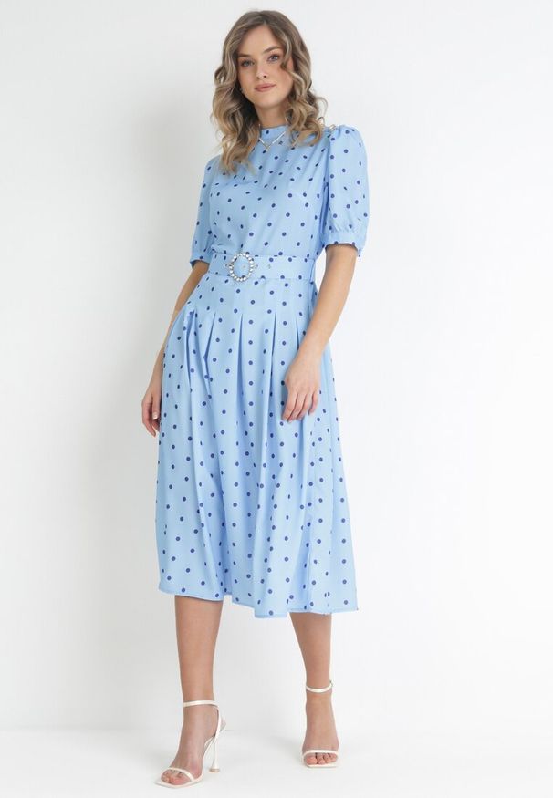 Born2be - Niebieska Sukienka Midi z Gumką w Talii i Materiałowym Paskiem z Klamrą Maerali. Okazja: na wesele, na imprezę, na ślub cywilny. Typ kołnierza: kołnierzyk stójkowy. Kolor: niebieski. Materiał: materiał. Wzór: grochy. Typ sukienki: rozkloszowane. Styl: elegancki. Długość: midi