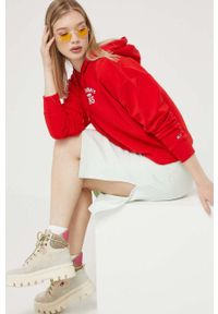 Tommy Jeans bluza damska kolor czerwony z kapturem z nadrukiem. Typ kołnierza: kaptur. Kolor: czerwony. Materiał: bawełna, dzianina. Długość rękawa: długi rękaw. Długość: długie. Wzór: nadruk #6