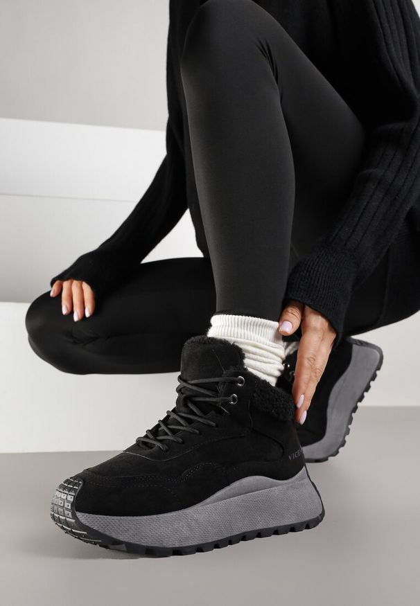 Renee - Czarne Sneakersy Śniegowce Vices na Platformie Ozdobione Napisem i Futerkiem Lanite. Kolor: czarny. Materiał: futro. Wzór: aplikacja, napisy. Obcas: na platformie