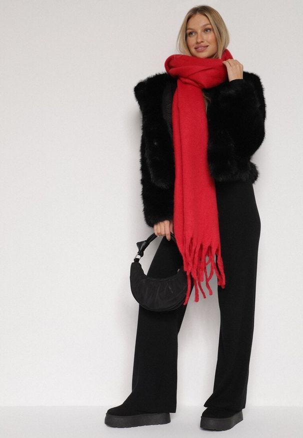 Born2be - Czerwony Szalik z Frędzlami Owedarria. Okazja: na co dzień. Kolor: czerwony. Materiał: jeans, dresówka. Styl: elegancki, casual