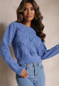 Renee - Niebieski Sweter o Klasycznym Fasonie Ozdobiony Kwiatami 3D z Tkaniny Loraxis. Kolor: niebieski. Materiał: tkanina. Wzór: aplikacja, kwiaty. Styl: klasyczny