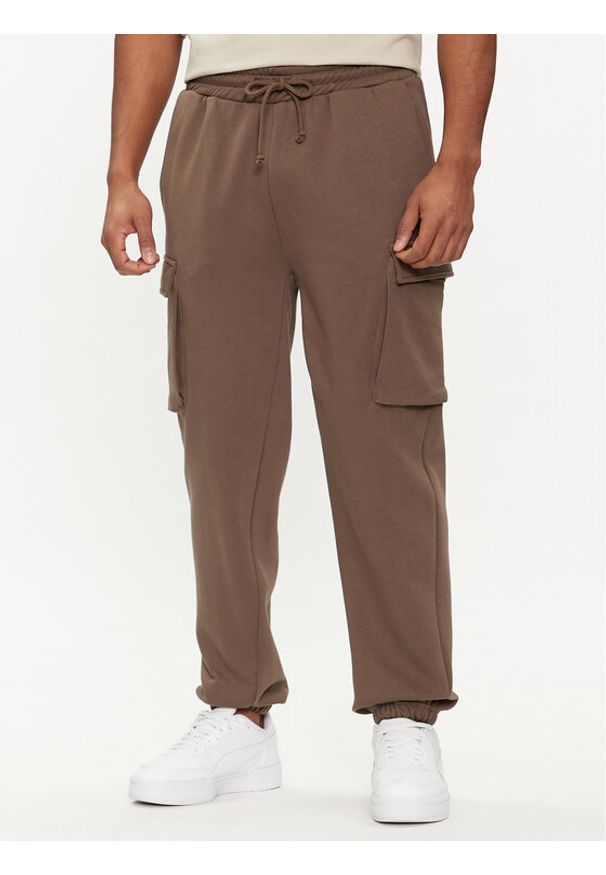 outhorn - Outhorn Spodnie dresowe OTHAW23TTROM513 Khaki Regular Fit. Kolor: brązowy. Materiał: bawełna