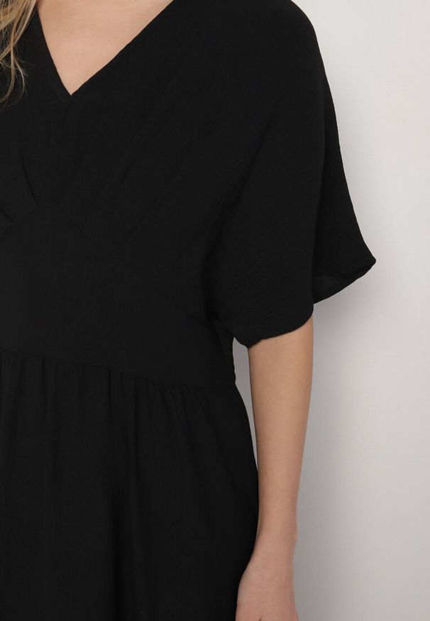 Born2be - Czarna Rozkloszowana Sukienka z Gumką w Talii i Dekoltem w Serek Iffara. Okazja: na spotkanie biznesowe, do pracy, na co dzień. Typ kołnierza: dekolt w serek. Kolor: czarny. Styl: casual, biznesowy