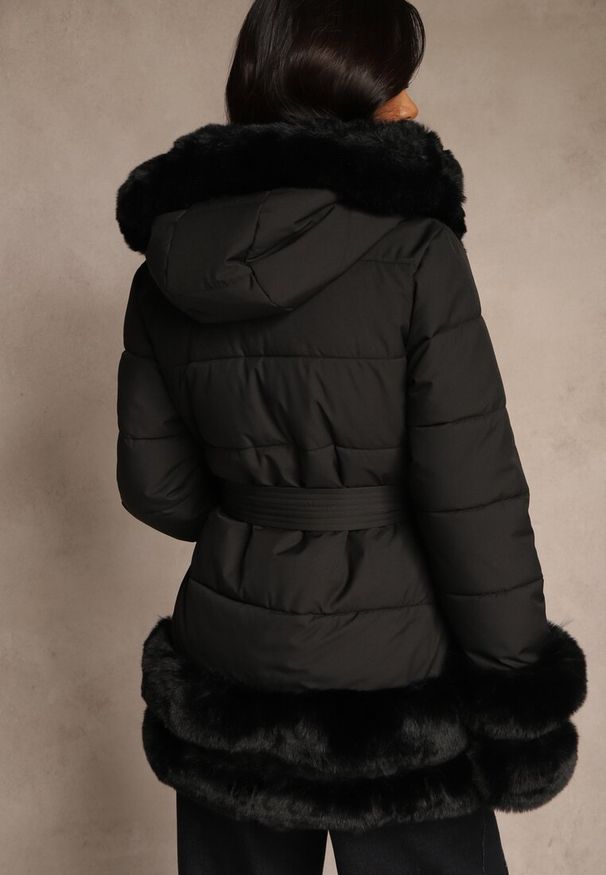 Renee - Czarna Kurtka o Taliowanym Kroju z Paskiem Kapturem i Futerkiem Ranalia. Typ kołnierza: golf. Kolor: czarny. Materiał: futro. Sezon: zima