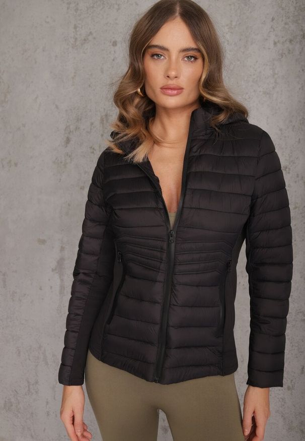 Renee - Czarna Przejściowa Kurtka z Pikowaniem Elastycznymi Wstawkami i Kapturem Fezilina. Okazja: na co dzień. Kolor: czarny. Materiał: nylon, jeans. Styl: sportowy, casual