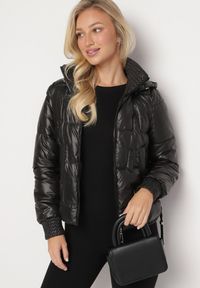 Born2be - Czarna Pikowana Kurtka z Odpinanym Kapturem Wydłużonym Tyłem i Ściągaczami Zinonia. Okazja: na co dzień. Kolor: czarny. Materiał: wełna, skóra, jeans. Sezon: zima, jesień. Styl: casual, elegancki #2