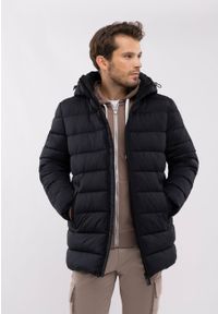 Volcano - Dłuższa, pikowana kurtka J-REVEN. Okazja: na co dzień. Typ kołnierza: kołnierzyk stójkowy. Kolor: czarny. Materiał: poliester, polar, puch, materiał, syntetyk. Długość: długie. Sezon: zima. Styl: casual #1