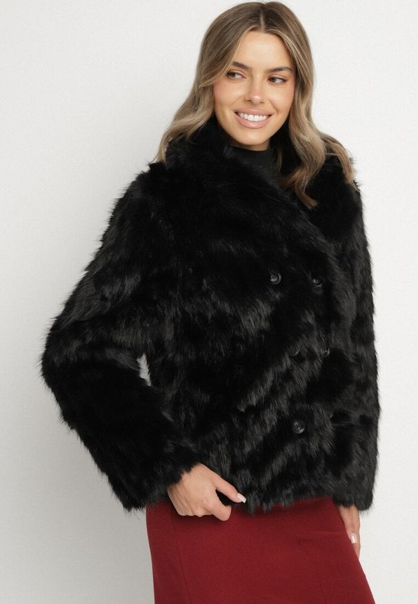 Born2be - Czarna Kurtka Futerko o Krótkim Kroju z Kołnierzem Alendrie. Okazja: do pracy, na co dzień, na spotkanie biznesowe. Kolor: czarny. Materiał: futro. Długość: krótkie. Wzór: aplikacja. Styl: casual, elegancki, biznesowy