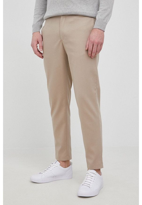 Selected spodnie męskie kolor beżowy w fasonie chinos. Okazja: na co dzień. Kolor: beżowy. Materiał: materiał, poliester, bawełna, tkanina. Styl: casual