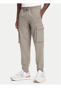 Guess Spodnie dresowe Z4YB08 KAIJ1 Khaki Regular Fit. Kolor: brązowy. Materiał: bawełna