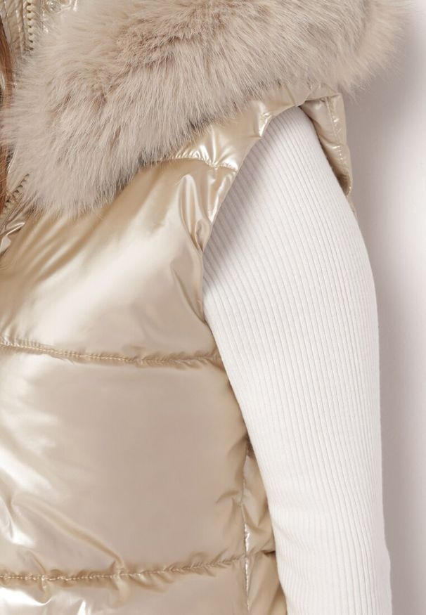 Born2be - Jasnobeżowa Kamizelka Pikowana z Kapturem i Futerkiem Adamisia. Typ kołnierza: kaptur. Kolor: beżowy. Materiał: futro. Wzór: aplikacja