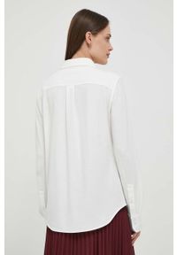 Lacoste koszula bawełniana damska kolor beżowy regular z kołnierzykiem klasycznym. Typ kołnierza: kołnierzyk klasyczny. Kolor: beżowy. Materiał: bawełna. Długość rękawa: długi rękaw. Długość: długie. Styl: klasyczny #2