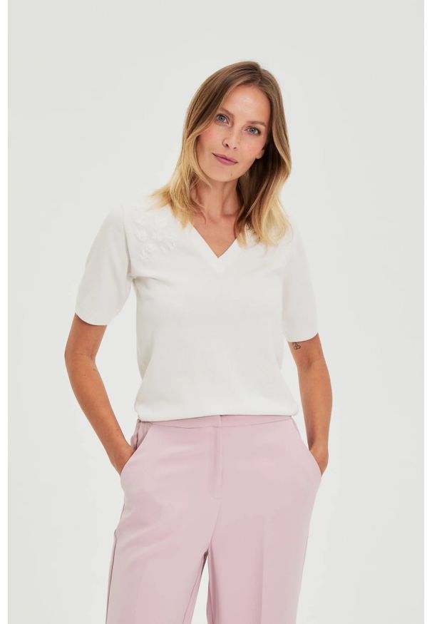 MOODO - Sweter z krótkimi rękawami i dekoltem w serek biały. Typ kołnierza: dekolt w serek. Kolor: biały. Materiał: poliester, wiskoza, poliamid. Długość rękawa: krótki rękaw. Długość: krótkie