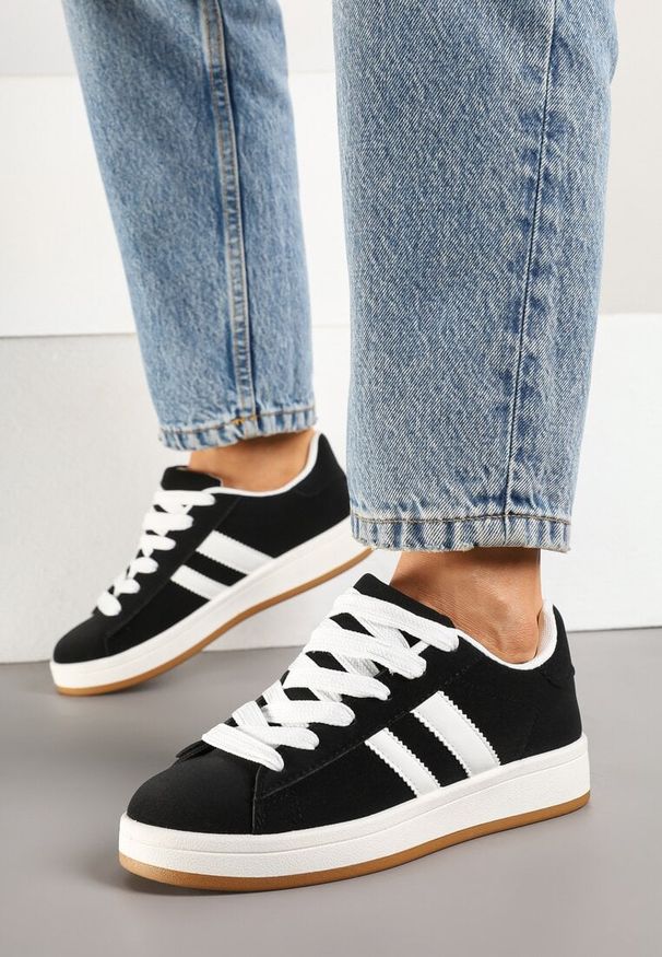Renee - Czarne Sneakersy Ozdobione Motywem Pasków Flortewi. Okazja: na co dzień. Zapięcie: pasek. Kolor: czarny. Materiał: jeans. Wzór: aplikacja. Sezon: lato, wiosna. Obcas: na płaskiej podeszwie
