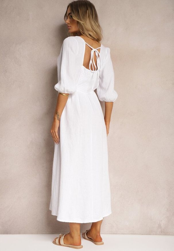 Renee - Biała Sukienka z Bawełny Ozdobiona Wiązaniem i Gumką w Pasie Wlarina. Typ kołnierza: dekolt w kształcie V. Kolor: biały. Materiał: bawełna. Wzór: aplikacja