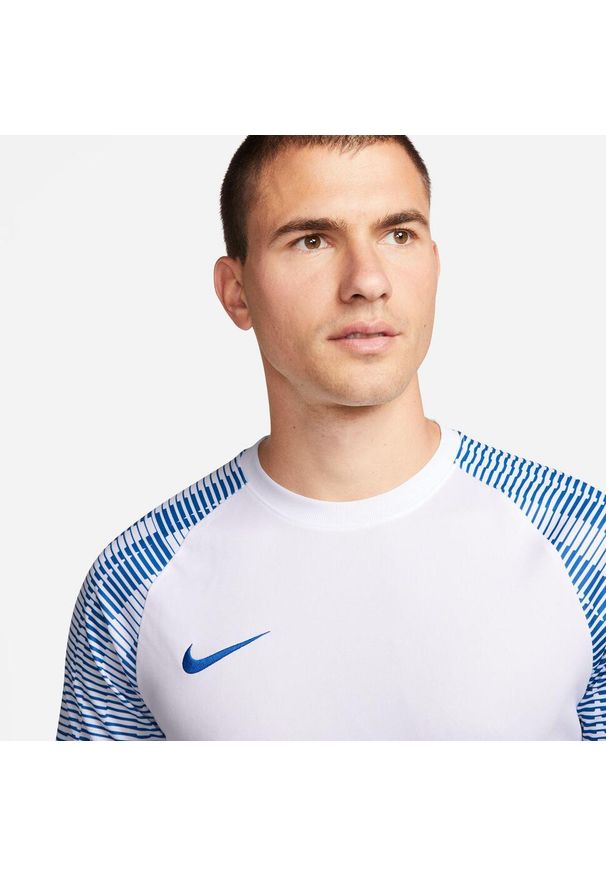 Koszulka treningowa męska Nike K12585. Kolor: wielokolorowy. Materiał: poliester. Długość rękawa: krótki rękaw. Długość: krótkie