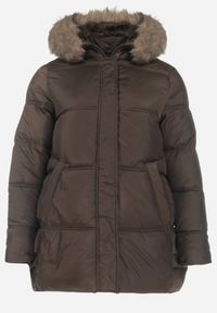 Born2be - Brązowa Kurtka z Kapturem i Sztucznym Futerkiem Tsani. Okazja: do pracy. Typ kołnierza: kaptur. Kolekcja: plus size. Kolor: brązowy. Materiał: futro. Wzór: aplikacja. Sezon: zima, jesień. Styl: klasyczny, elegancki #5