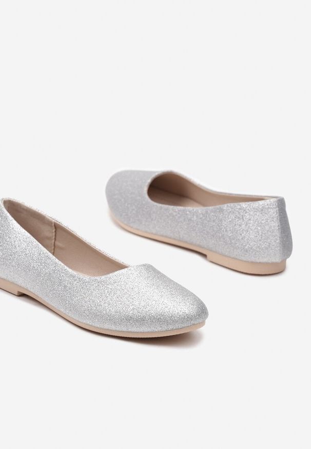 Renee - Srebrne Brokatowe Balerinki na Płaskiej Podeszwie Uarneli. Kolor: srebrny. Obcas: na płaskiej podeszwie. Styl: klasyczny, elegancki. Wysokość obcasa: niski