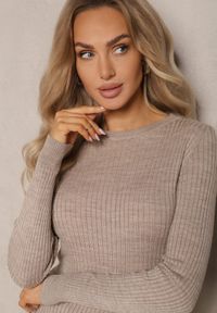 Renee - Jasnobeżowy Casualowy Sweter z Prążkowanego Materiału Zintra. Okazja: na co dzień. Kolor: beżowy. Materiał: materiał, prążkowany. Długość rękawa: długi rękaw. Długość: długie. Styl: casual