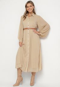 Born2be - Beżowa Plisowana Sukienka o Koszulowym Kroju z Dodatkowym Paskiem Mialessa. Okazja: na co dzień. Kolor: beżowy. Materiał: materiał. Typ sukienki: koszulowe. Styl: casual, elegancki, klasyczny #1
