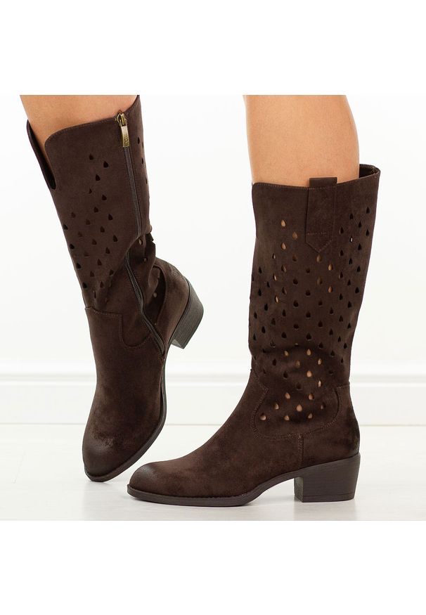 POTOCKI - Brązowe ażurowe kozaki damskie na obcasie Potocki 12753. Okazja: na co dzień, na spacer. Kolor: brązowy. Szerokość cholewki: normalna. Wzór: ażurowy. Materiał: zamsz. Sezon: wiosna, lato, jesień. Obcas: na obcasie. Styl: casual, klasyczny, elegancki. Wysokość obcasa: średni