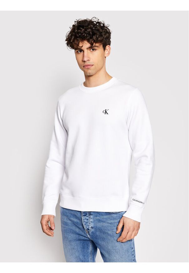 Calvin Klein Jeans Bluza Embroidered Logo J30J314536 Biały Regular Fit. Kolor: biały. Materiał: syntetyk