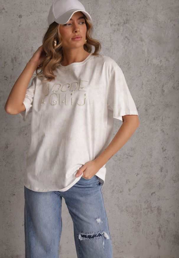 Renee - Biały Bawełniany T-shirt Oversize z Haftowanym Napisem z Cekinami Talomora. Okazja: na imprezę, na co dzień. Kolor: biały. Materiał: bawełna. Wzór: haft, napisy. Styl: rockowy, casual