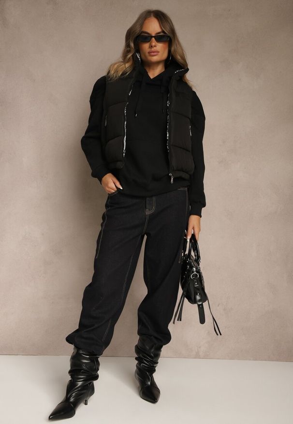 Renee - Czarna Kamizelka Ozdobiona Pikowaniem i Wzorzystą Podszewką w Meander Olerea. Okazja: na co dzień. Kolor: czarny. Wzór: aplikacja. Styl: casual