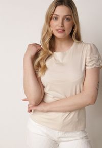 Born2be - Beżowy Bawełniany T-shirt z Koronkowymi Rękawami Carilynore. Okazja: na co dzień. Kolor: beżowy. Materiał: bawełna, koronka. Styl: casual, klasyczny, elegancki #3