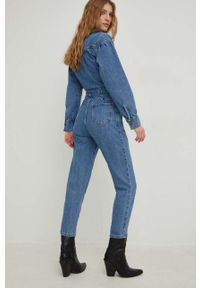 Answear Lab kombinezon jeansowy X kolekcja limitowana SISTERHOOD kolor niebieski z kołnierzykiemm. Okazja: na co dzień. Kolor: niebieski. Materiał: jeans. Styl: wakacyjny #4