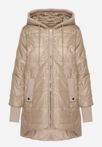 Born2be - Ciemnobeżowa Pikowana Kurtka z Kapturem i Przedłużonym Tyłem Tulara. Okazja: na co dzień. Typ kołnierza: kaptur. Kolor: beżowy. Materiał: jeans. Wzór: aplikacja. Styl: casual, elegancki #2