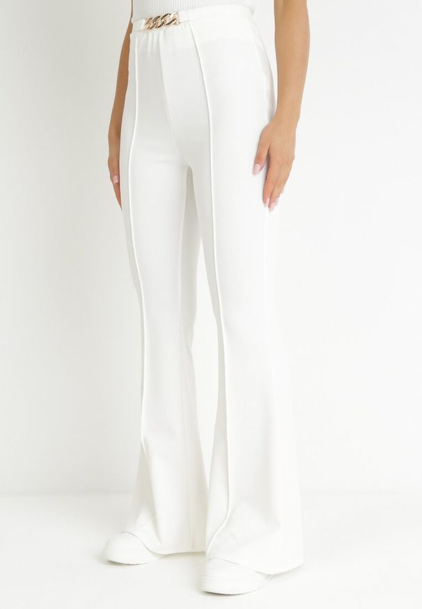 Born2be - Białe Spodnie Dzwony z Gumką w Pasie Dallagti. Kolor: biały. Styl: elegancki
