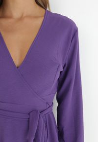 Born2be - Ciemnofioletowa Sukienka Dyninca. Typ kołnierza: dekolt w kształcie V. Kolor: fioletowy. Materiał: materiał, tkanina. Wzór: gładki. Typ sukienki: kopertowe. Styl: elegancki. Długość: mini #6