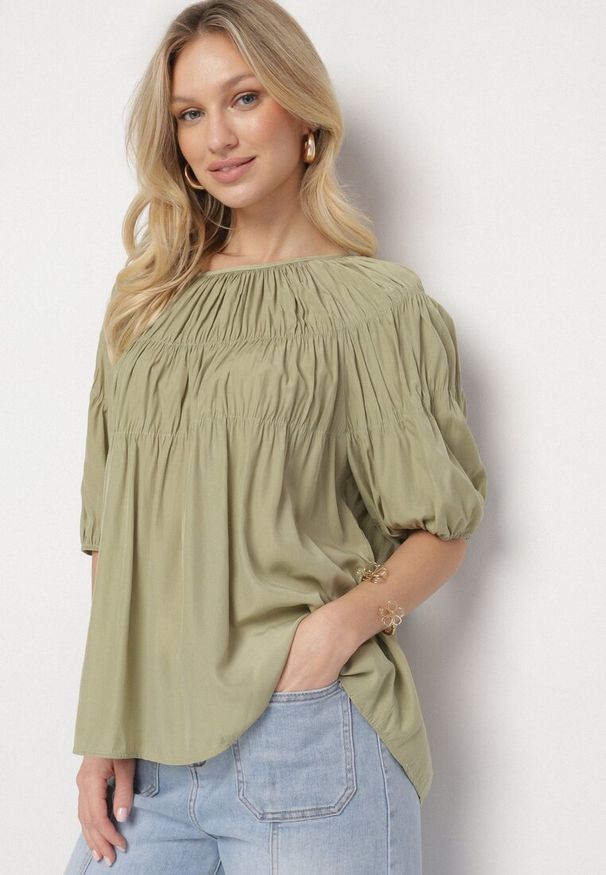 Born2be - Zielona Bluzka z Ozdobnymi Marszczeniami i Rękawami w Gumkę z Wiskozą Wenessa. Okazja: na spacer. Kolor: zielony. Materiał: wiskoza. Sezon: wiosna. Styl: klasyczny