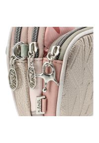 Srebrna Oryginalna Średnia Torebka Na Ramię Anekke Z Serii Alma. Kolor: srebrny. Wzór: aplikacja. Dodatki: z breloczkiem, z aplikacjami. Materiał: zdobione. Rozmiar: średnie. Styl: casual. Rodzaj torebki: na ramię #9