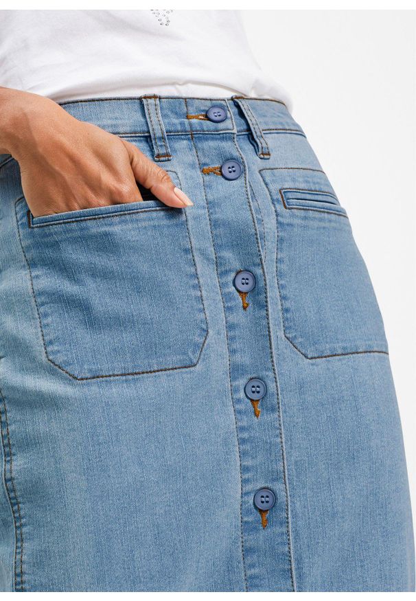 bonprix - Spódnica dżinsowa z guzikami. Kolor: niebieski. Styl: elegancki