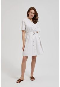MOODO - Sukienka zapinana na guziki z paskiem biała. Kolor: biały