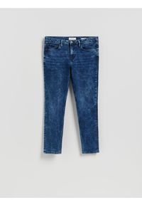 Reserved - Jeansy slim z efektem sprania - granatowy. Kolor: niebieski