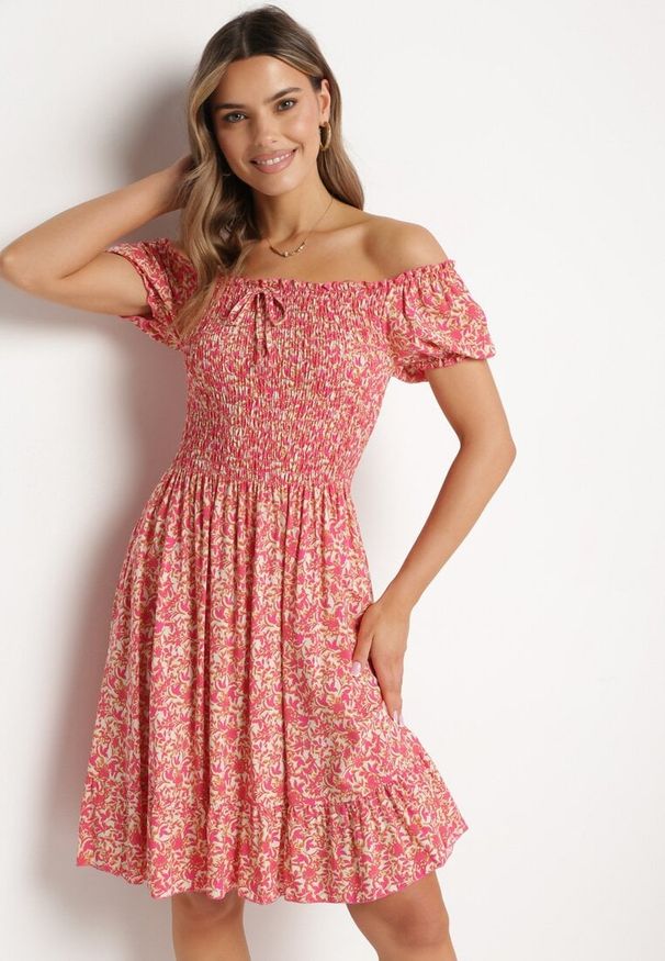 Born2be - Fuksjowa Sukienka Hiszpanka z Bawełny w Drobne Kwiatki Wietema. Okazja: na co dzień. Typ kołnierza: dekolt hiszpanka. Kolor: różowy. Materiał: bawełna. Wzór: kwiaty. Typ sukienki: z odkrytymi ramionami. Styl: casual