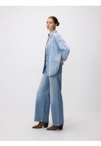 Reserved - Jeansowa koszula z aplikacjami - niebieski. Kolor: niebieski. Materiał: jeans. Wzór: aplikacja