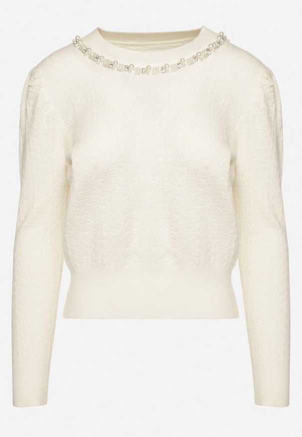 Born2be - Biały Sweter Ozdobiony Perłami ze Ściągaczem Miannae. Okazja: na co dzień, na imprezę. Kolor: biały. Materiał: jeans. Wzór: aplikacja. Styl: elegancki, casual