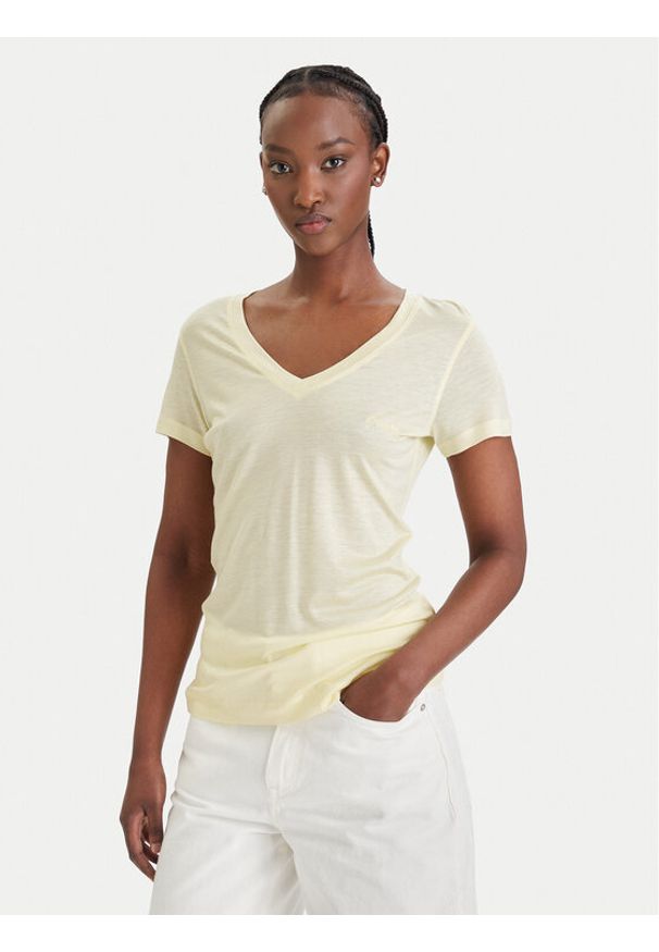 Guess T-Shirt W5GP31 KCSX2 Żółty Classic Fit. Kolor: żółty. Materiał: lyocell