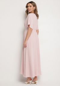 Born2be - Jasnoróżowa Rozkloszowana Sukienka z Gumką w Talii i Dekoltem w Serek Iffara. Okazja: do pracy, na co dzień, na spotkanie biznesowe. Typ kołnierza: dekolt w serek. Kolor: różowy. Styl: casual, biznesowy #6