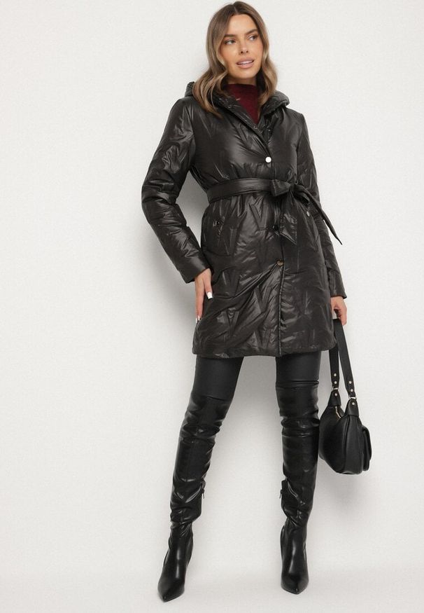 Born2be - Czarna Kurtka z Pikowanymi Przeszyciami Kapturem i Wiązanym Paskiem Erlexie. Okazja: do pracy, na spacer, na co dzień, na spotkanie biznesowe. Kolor: czarny. Materiał: dzianina, jeans. Styl: casual, klasyczny, biznesowy