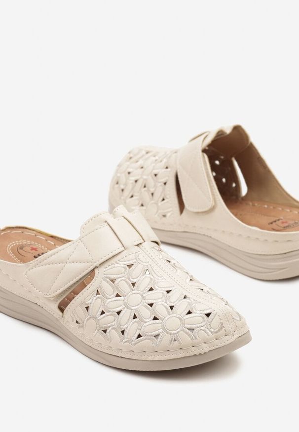 Born2be - Beżowe Klapki Ozdobione Ażurową Cholewką Desolia. Okazja: na co dzień. Kolor: beżowy. Materiał: jeans. Wzór: aplikacja, ażurowy. Sezon: lato, wiosna. Styl: klasyczny, casual