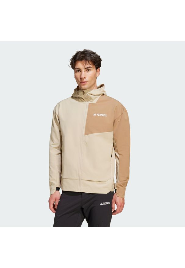 Adidas - Kurtka Terrex Multi Softshell. Kolor: beżowy. Materiał: softshell. Sport: turystyka piesza