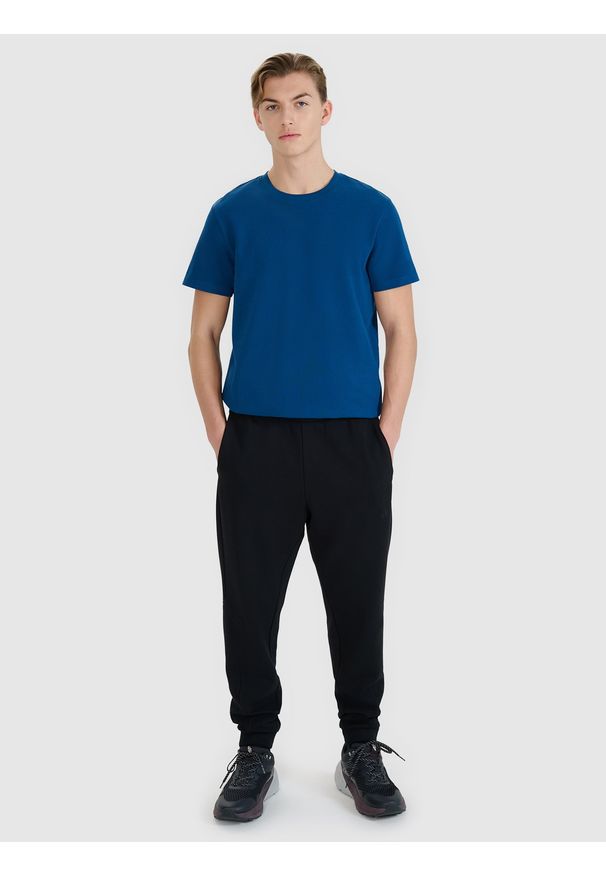 4f - 4F Spodnie dresowe joggery męskie - czarne XXL. Kolor: czarny. Materiał: dresówka. Wzór: ze splotem